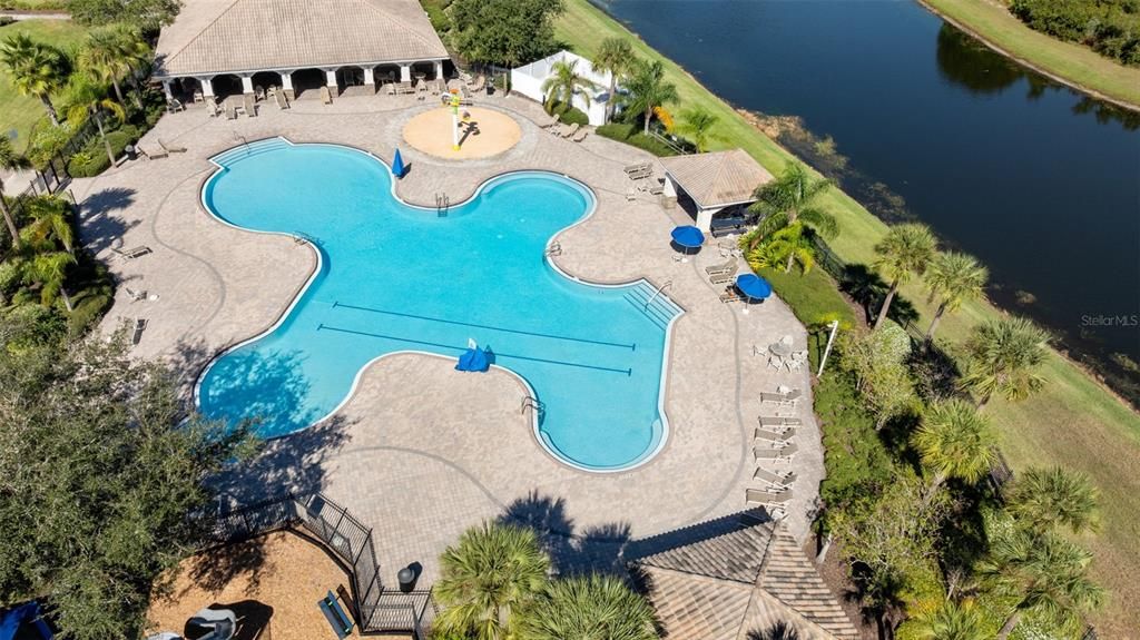 En Venta: $715,000 (5 camas, 3 baños, 3325 Pies cuadrados)