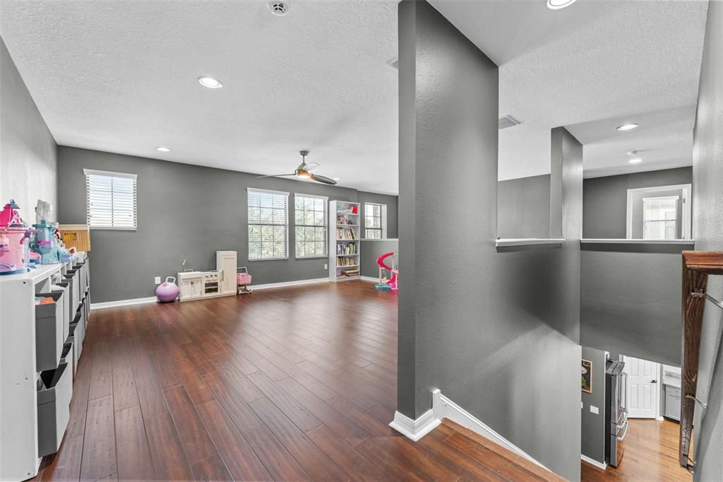 En Venta: $715,000 (5 camas, 3 baños, 3325 Pies cuadrados)