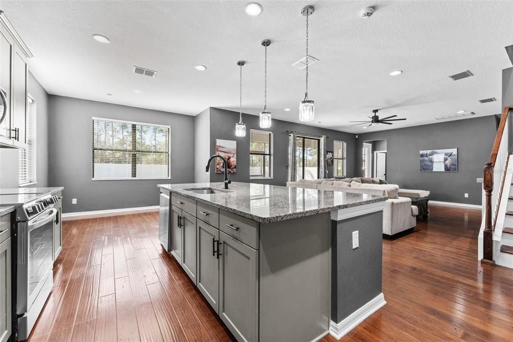 En Venta: $715,000 (5 camas, 3 baños, 3325 Pies cuadrados)