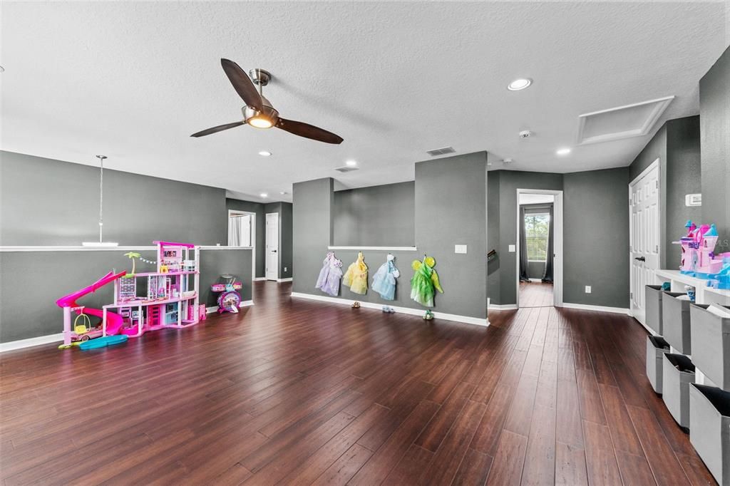 En Venta: $715,000 (5 camas, 3 baños, 3325 Pies cuadrados)