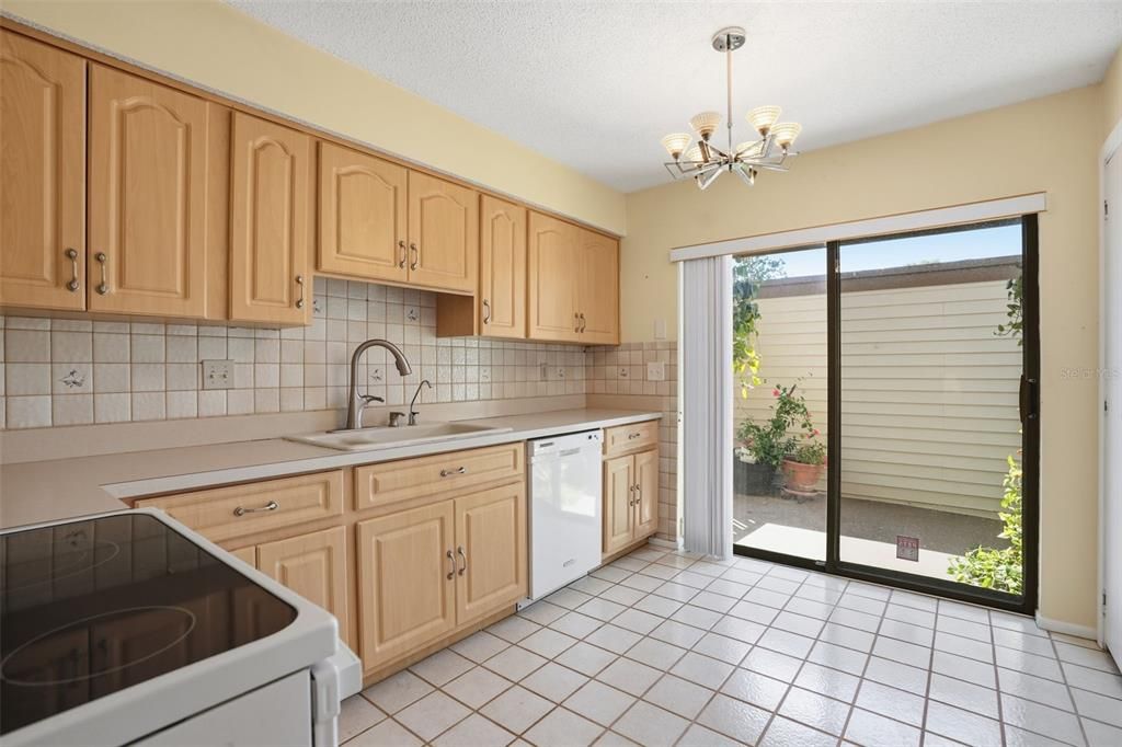 Под контрактом: $155,000 (2 спален, 2 ванн, 1144 Квадратных фут)