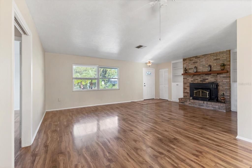 Activo con contrato: $275,000 (2 camas, 2 baños, 1204 Pies cuadrados)