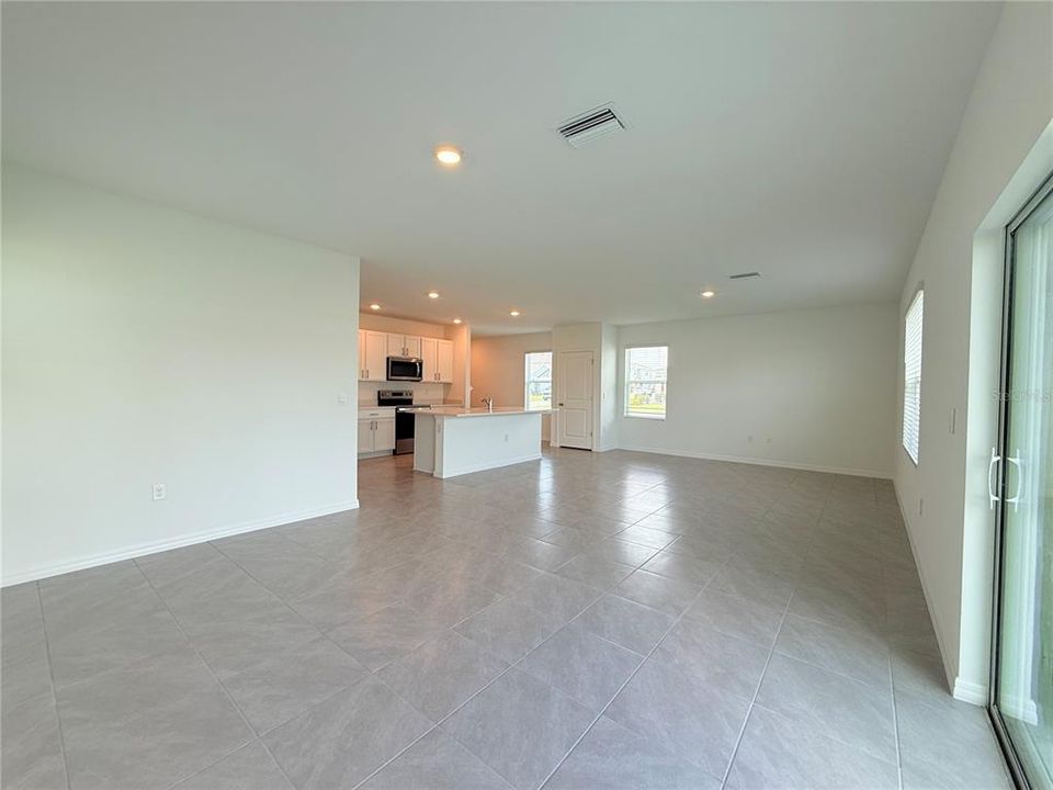 Под контрактом: $360,000 (4 спален, 2 ванн, 2305 Квадратных фут)