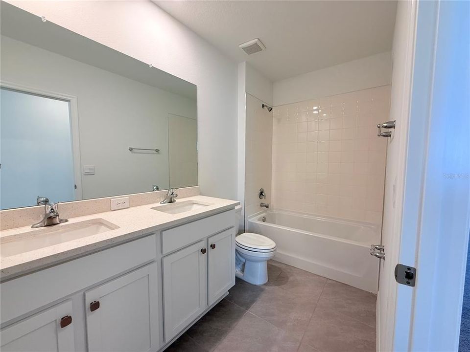 Под контрактом: $360,000 (4 спален, 2 ванн, 2305 Квадратных фут)