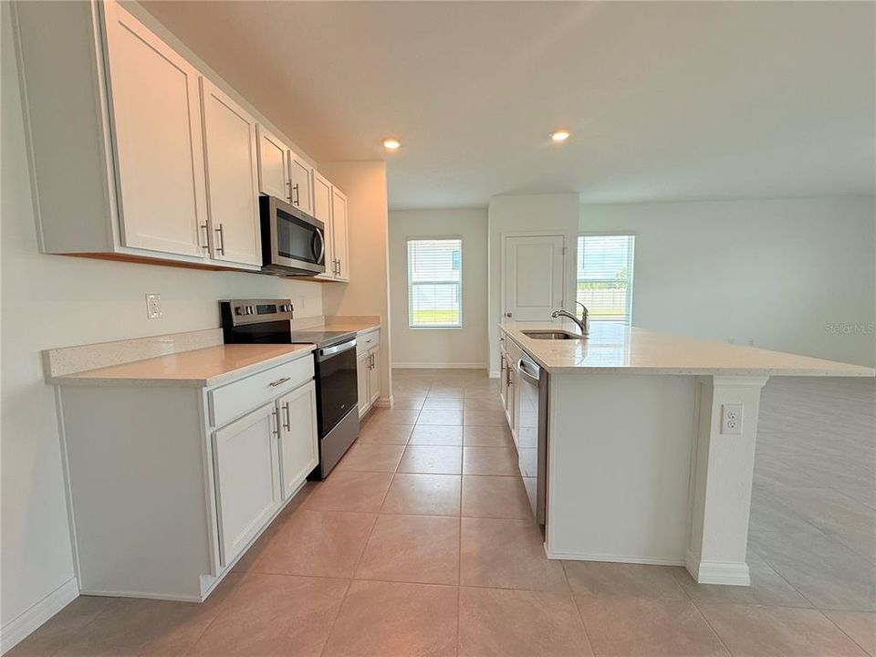 Под контрактом: $360,000 (4 спален, 2 ванн, 2305 Квадратных фут)