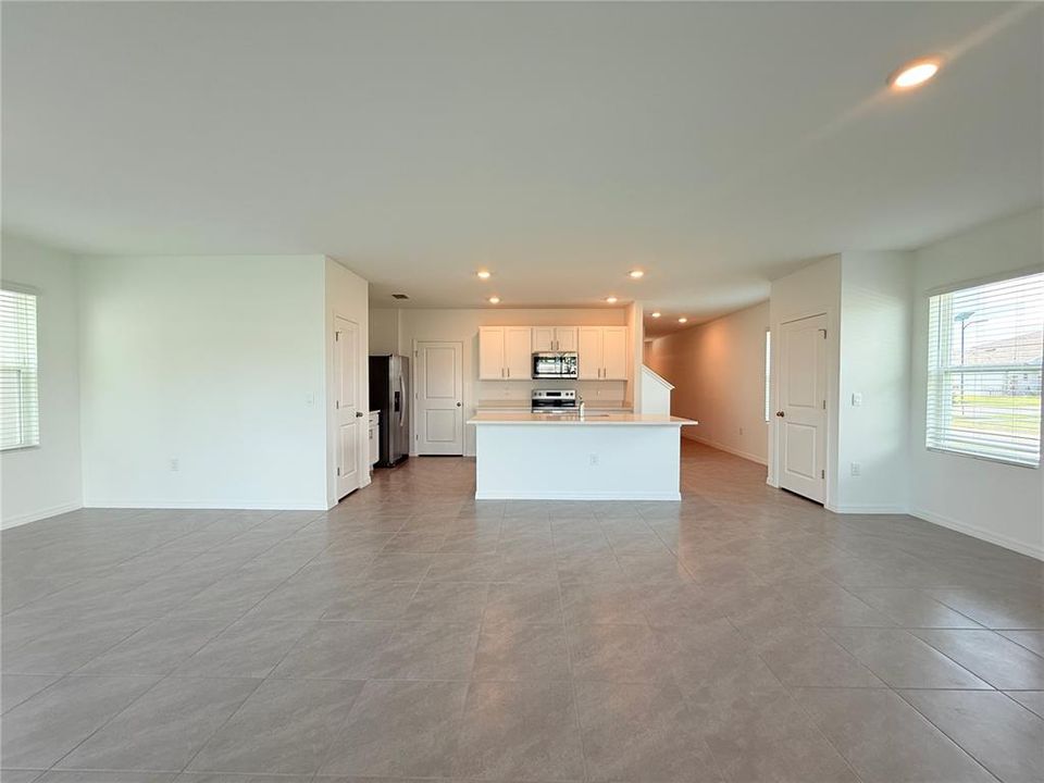 Под контрактом: $360,000 (4 спален, 2 ванн, 2305 Квадратных фут)