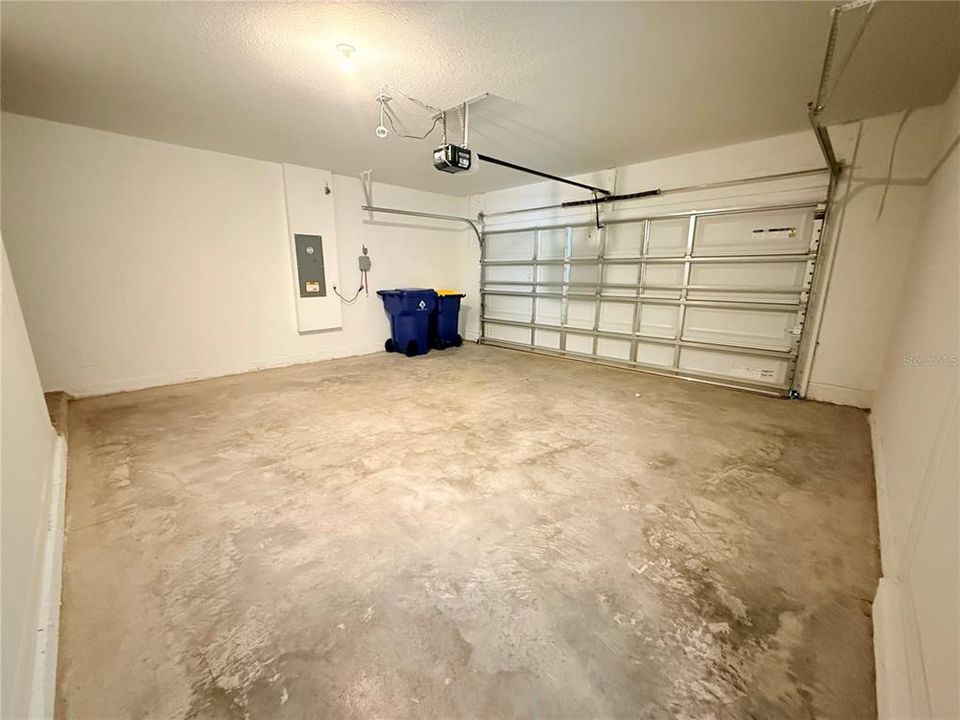 Под контрактом: $360,000 (4 спален, 2 ванн, 2305 Квадратных фут)