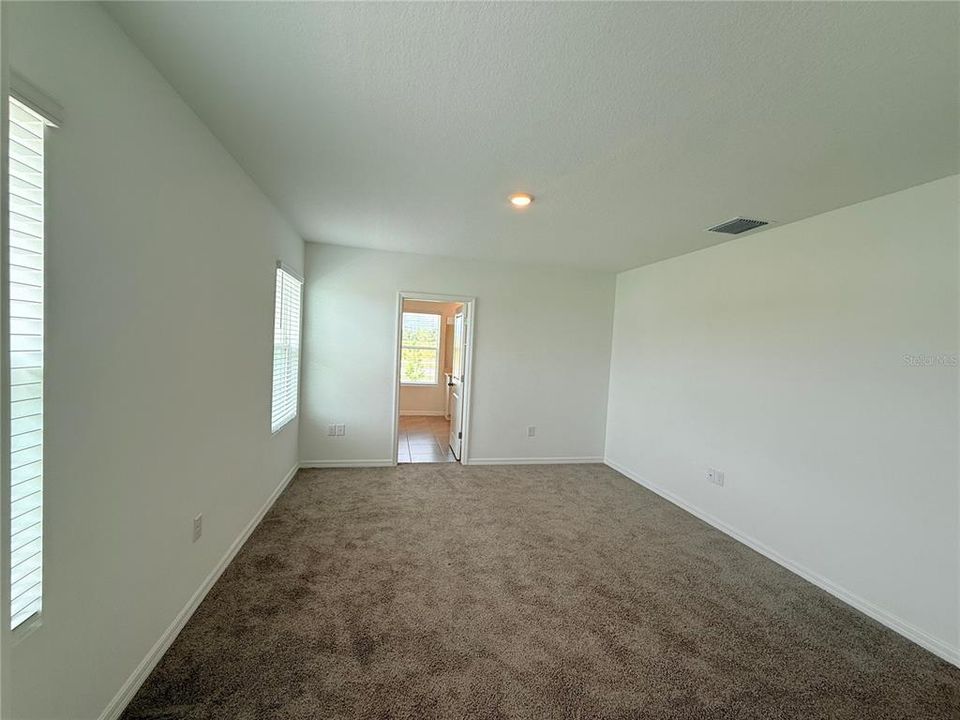 Под контрактом: $360,000 (4 спален, 2 ванн, 2305 Квадратных фут)