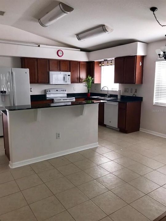 出租: $2,275 (4 贝兹, 2 浴室, 1971 平方英尺)