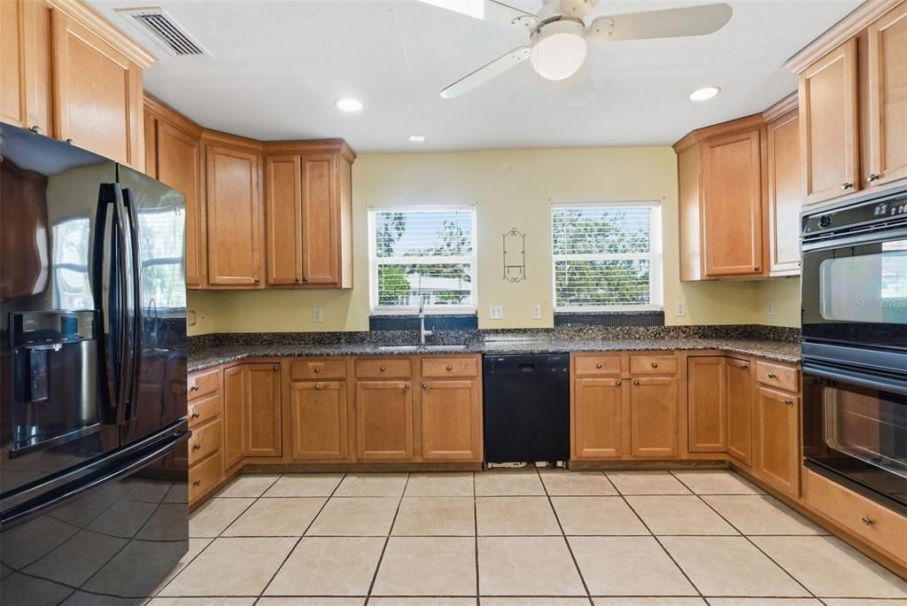 Под контрактом: $850,000 (3 спален, 2 ванн, 2350 Квадратных фут)