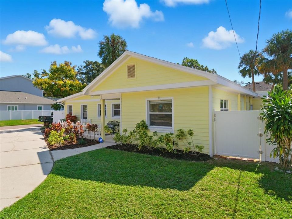 Под контрактом: $850,000 (3 спален, 2 ванн, 2350 Квадратных фут)