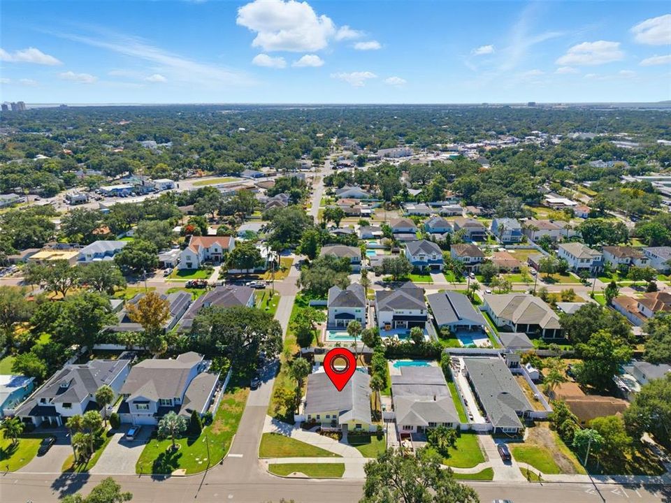 Под контрактом: $850,000 (3 спален, 2 ванн, 2350 Квадратных фут)