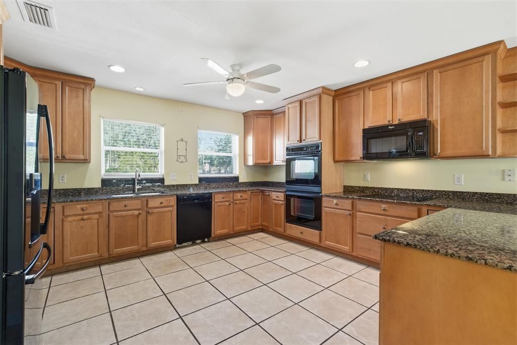 Под контрактом: $850,000 (3 спален, 2 ванн, 2350 Квадратных фут)