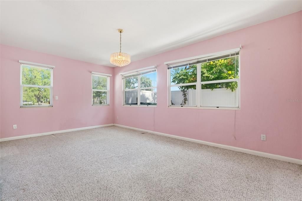 Под контрактом: $850,000 (3 спален, 2 ванн, 2350 Квадратных фут)