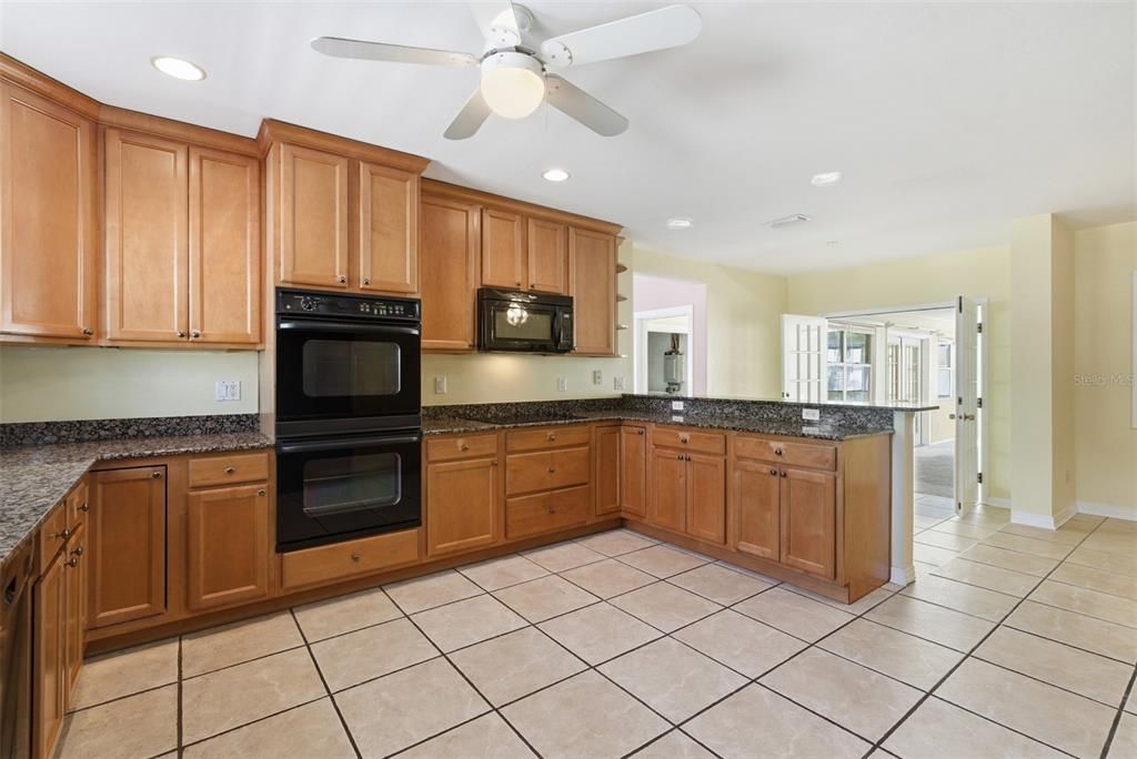 Под контрактом: $850,000 (3 спален, 2 ванн, 2350 Квадратных фут)