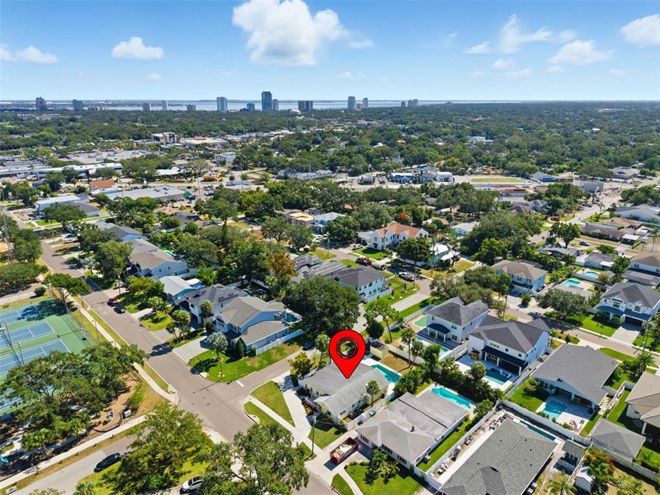 Под контрактом: $850,000 (3 спален, 2 ванн, 2350 Квадратных фут)