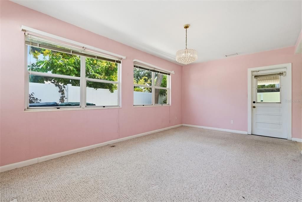 Под контрактом: $850,000 (3 спален, 2 ванн, 2350 Квадратных фут)