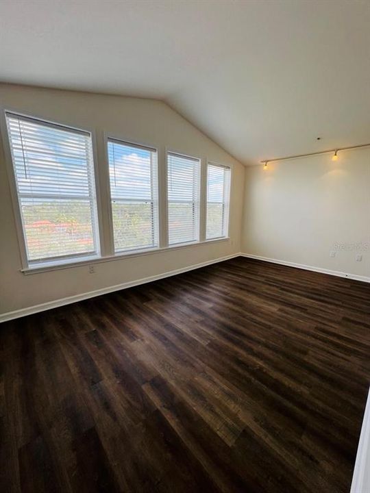 For Rent: $1,700 (2 beds, 1 baths, 1600 Square Feet)