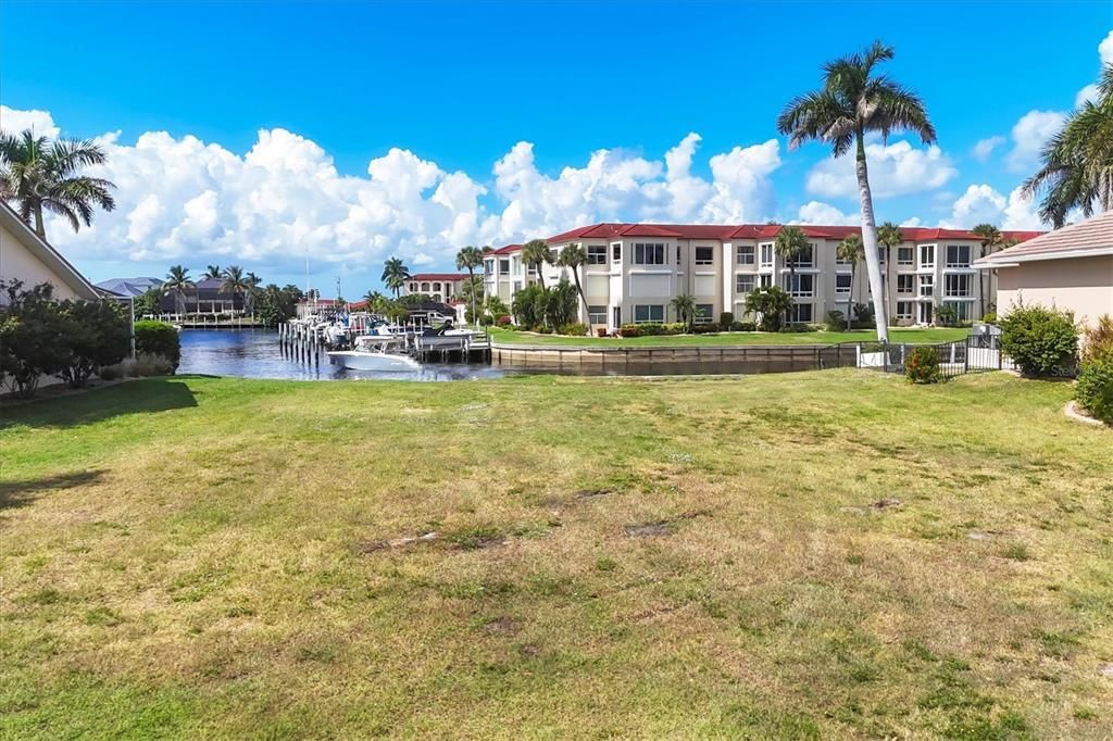 待售: $1,200,000 (0.24 acres)