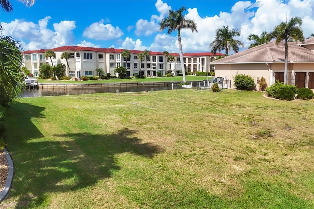 待售: $1,200,000 (0.24 acres)