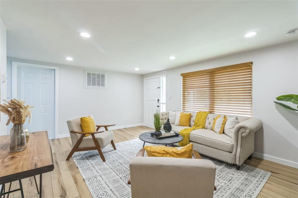 For Rent: $1,400 (2 beds, 1 baths, 768 Square Feet)