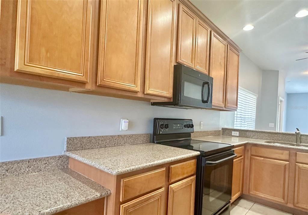 Activo con contrato: $2,150 (3 camas, 2 baños, 1670 Pies cuadrados)