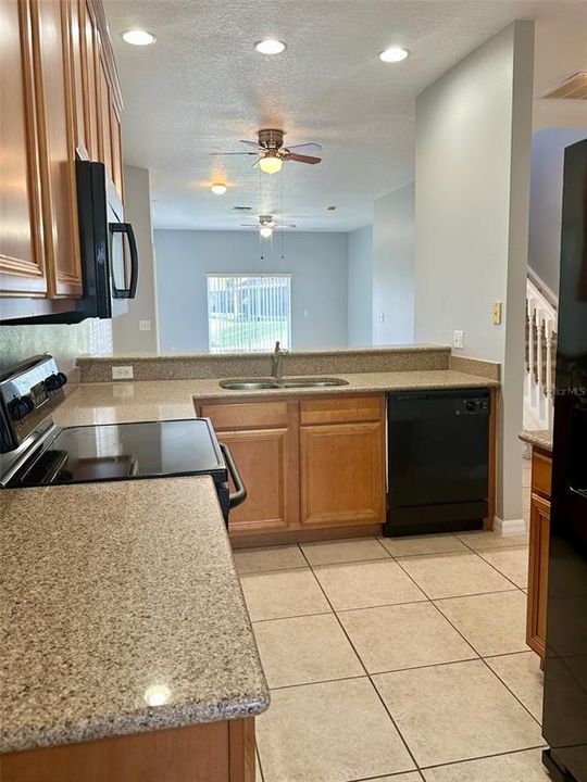 Activo con contrato: $2,150 (3 camas, 2 baños, 1670 Pies cuadrados)