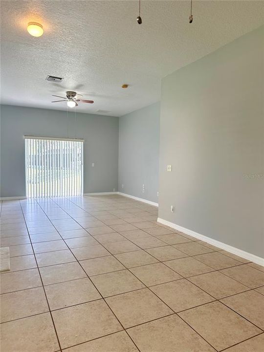 Activo con contrato: $2,150 (3 camas, 2 baños, 1670 Pies cuadrados)