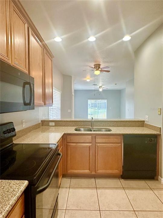 Activo con contrato: $2,150 (3 camas, 2 baños, 1670 Pies cuadrados)