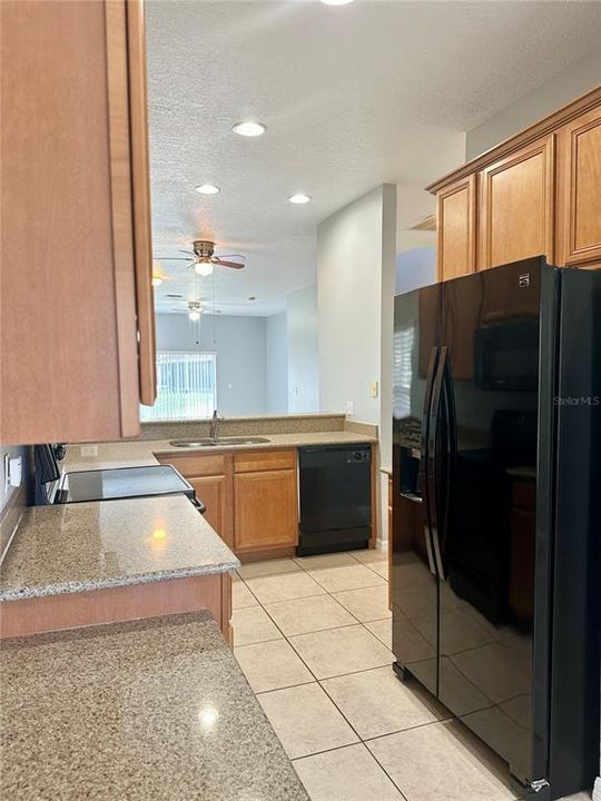 Activo con contrato: $2,150 (3 camas, 2 baños, 1670 Pies cuadrados)