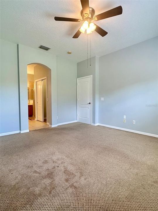 Activo con contrato: $2,150 (3 camas, 2 baños, 1670 Pies cuadrados)