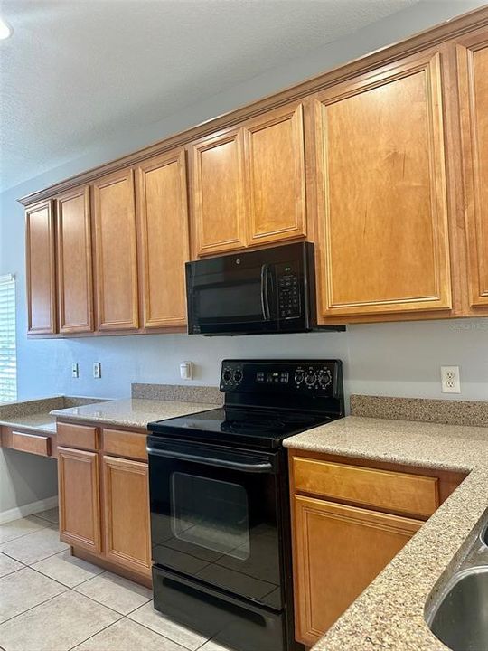 Activo con contrato: $2,150 (3 camas, 2 baños, 1670 Pies cuadrados)