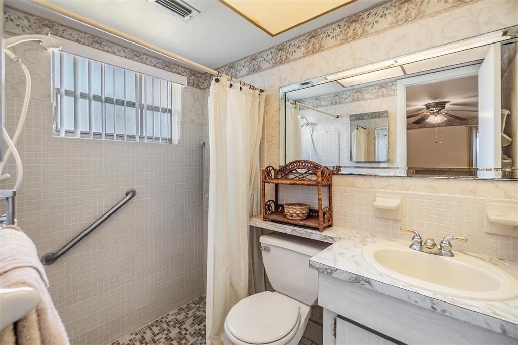 For Sale: $84,900 (2 beds, 2 baths, 1032 Square Feet)