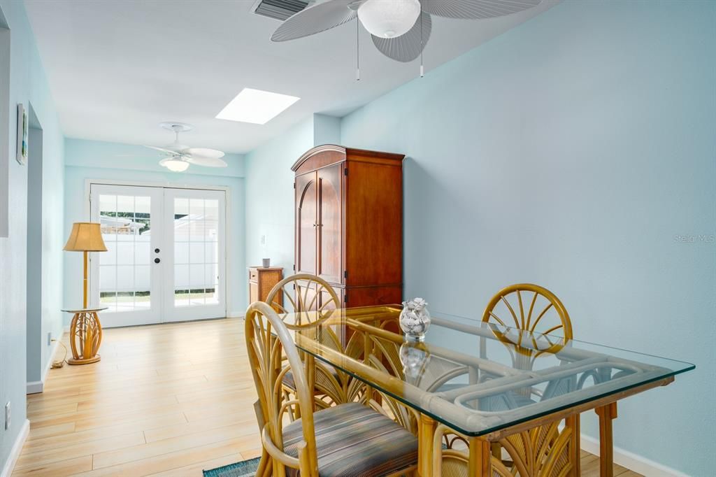 For Sale: $799,000 (3 beds, 2 baths, 1407 Square Feet)