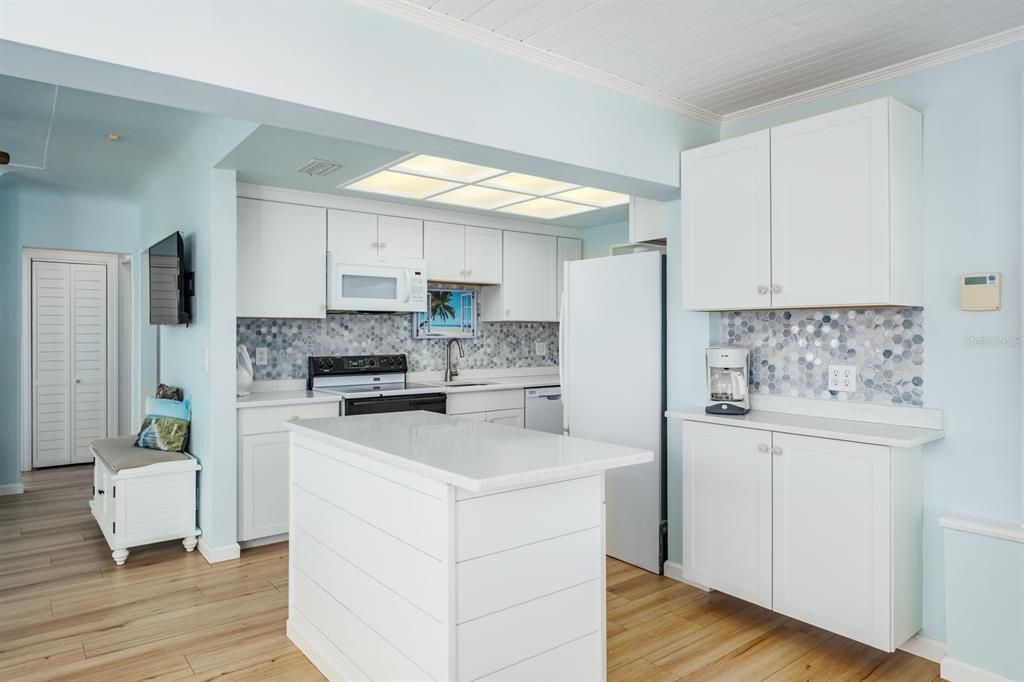 For Sale: $799,000 (3 beds, 2 baths, 1407 Square Feet)