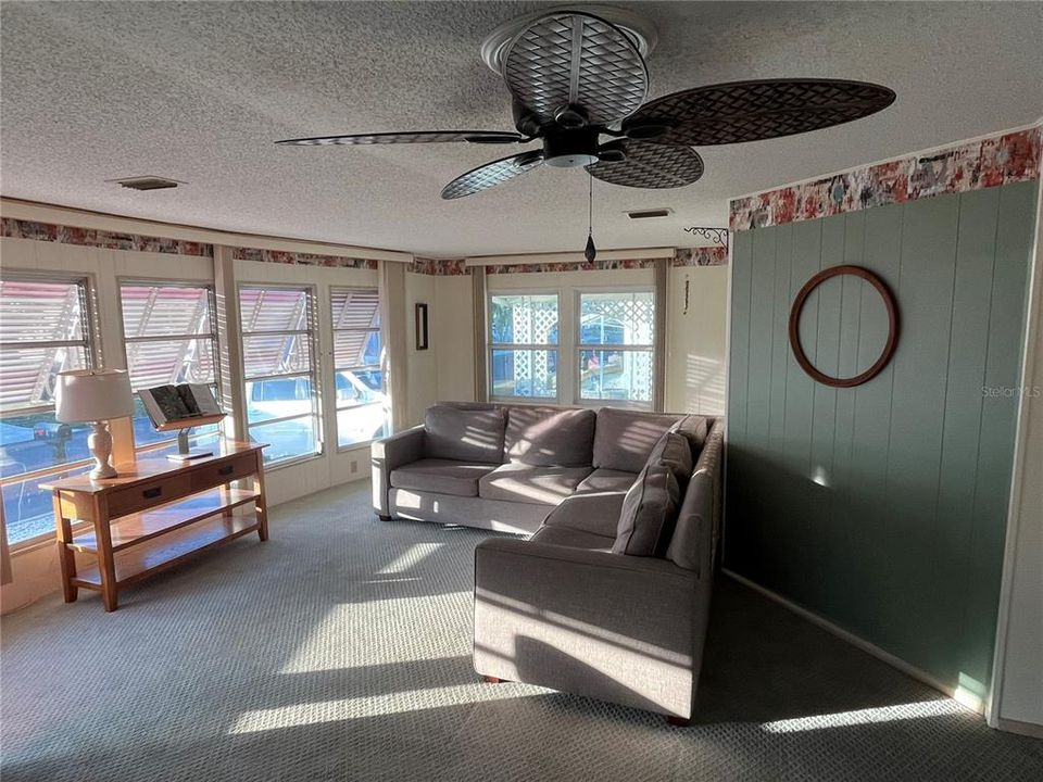 For Sale: $185,500 (2 beds, 2 baths, 1272 Square Feet)