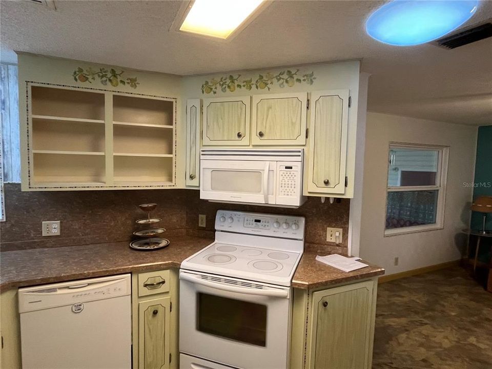 For Sale: $185,500 (2 beds, 2 baths, 1272 Square Feet)