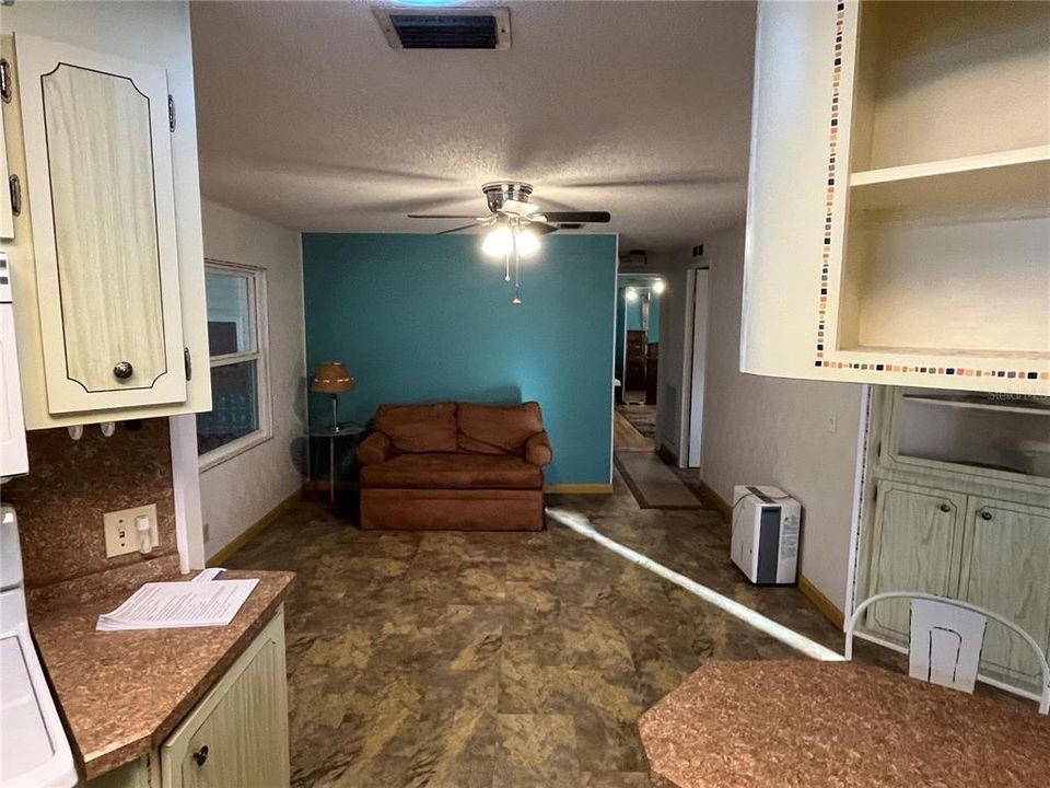 For Sale: $185,500 (2 beds, 2 baths, 1272 Square Feet)