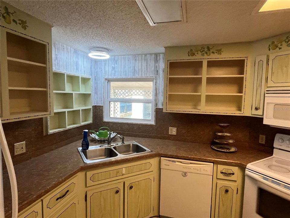 For Sale: $185,500 (2 beds, 2 baths, 1272 Square Feet)