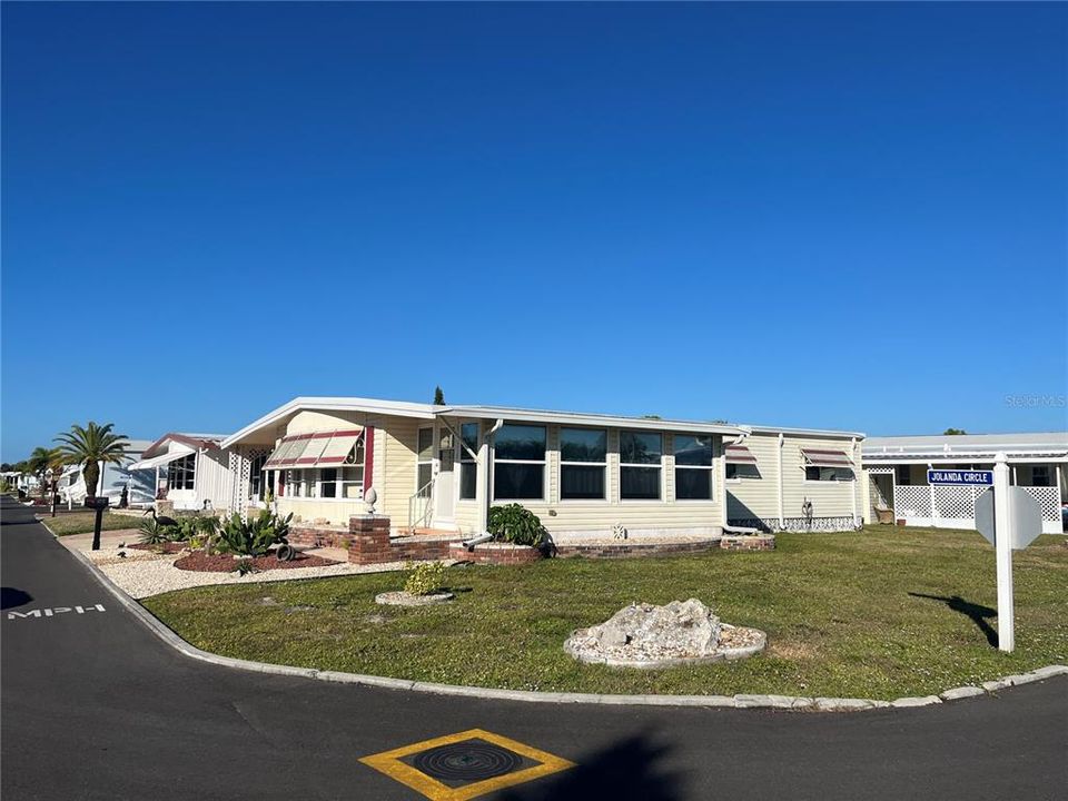 For Sale: $185,500 (2 beds, 2 baths, 1272 Square Feet)