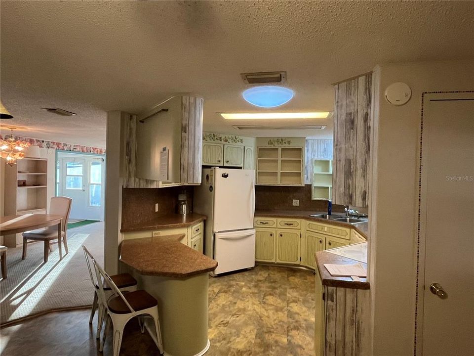 For Sale: $185,500 (2 beds, 2 baths, 1272 Square Feet)