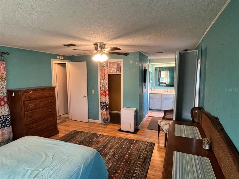 For Sale: $185,500 (2 beds, 2 baths, 1272 Square Feet)