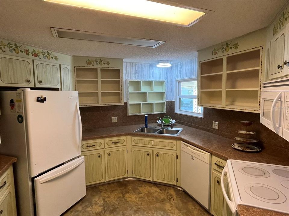 For Sale: $185,500 (2 beds, 2 baths, 1272 Square Feet)