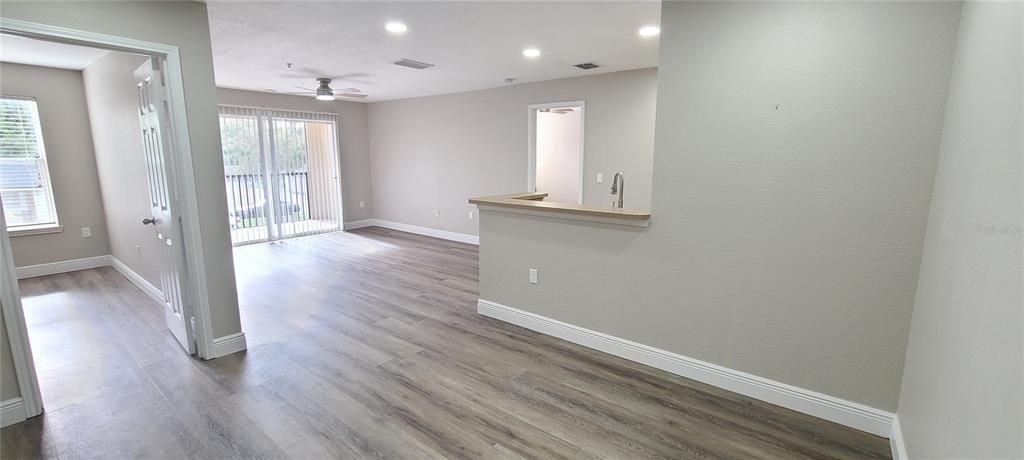 待售: $219,000 (2 贝兹, 2 浴室, 1006 平方英尺)