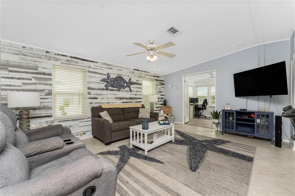 For Sale: $191,000 (2 beds, 2 baths, 1090 Square Feet)