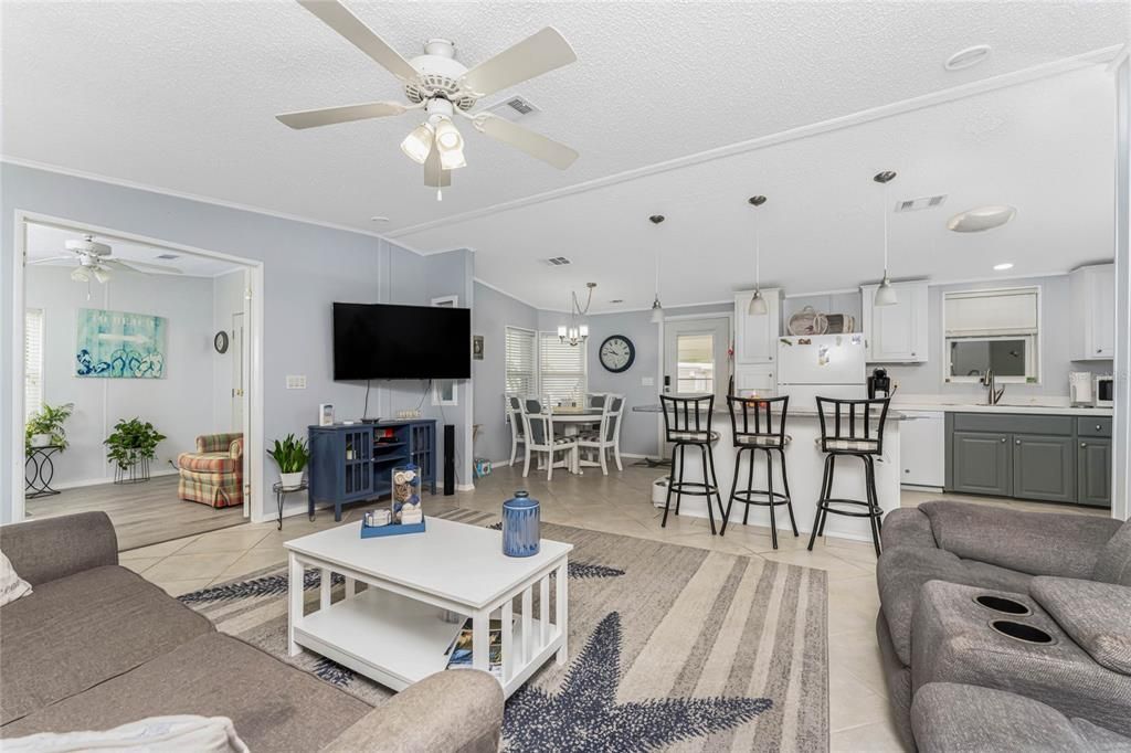 For Sale: $191,000 (2 beds, 2 baths, 1090 Square Feet)