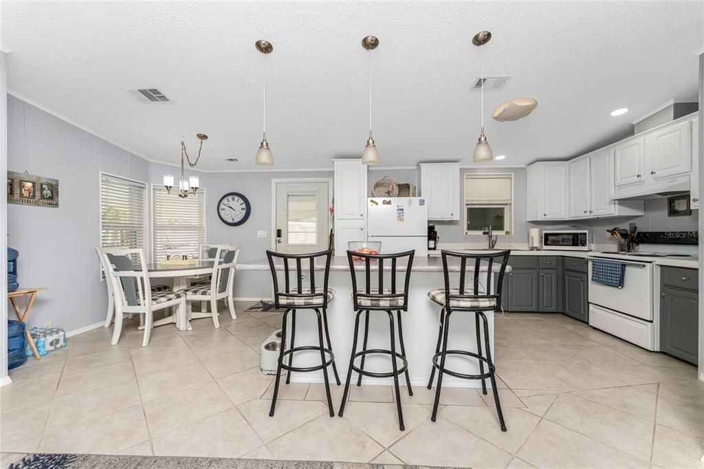 For Sale: $191,000 (2 beds, 2 baths, 1090 Square Feet)