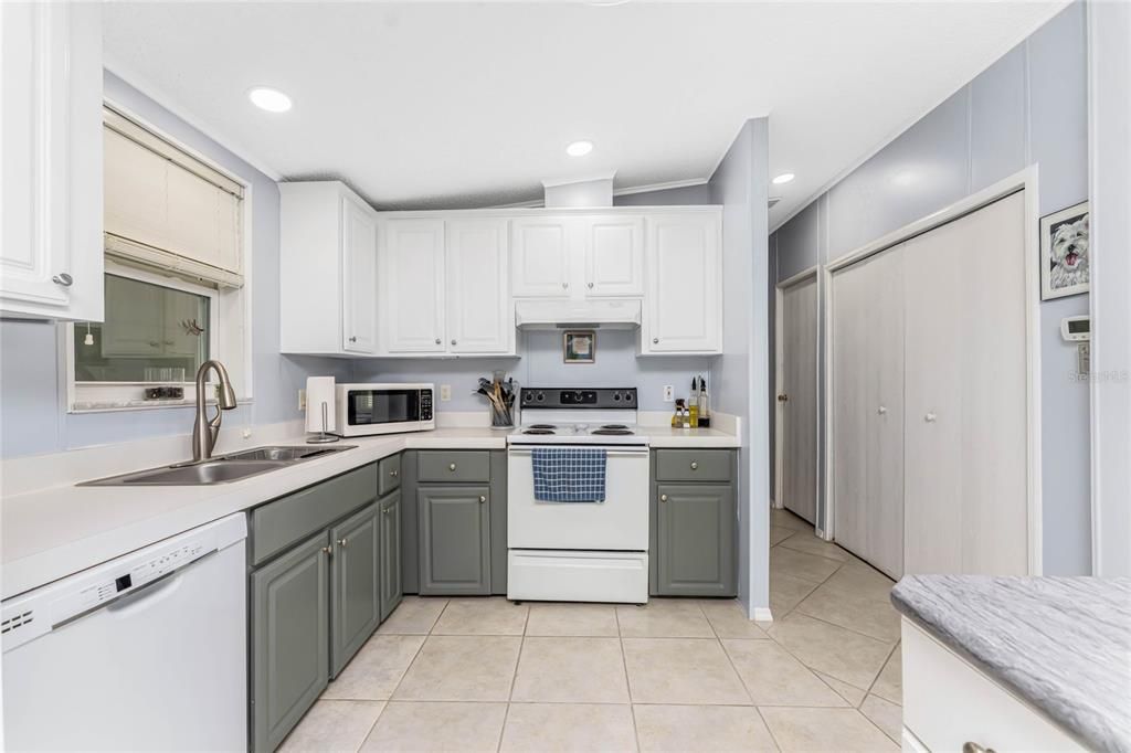 For Sale: $191,000 (2 beds, 2 baths, 1090 Square Feet)