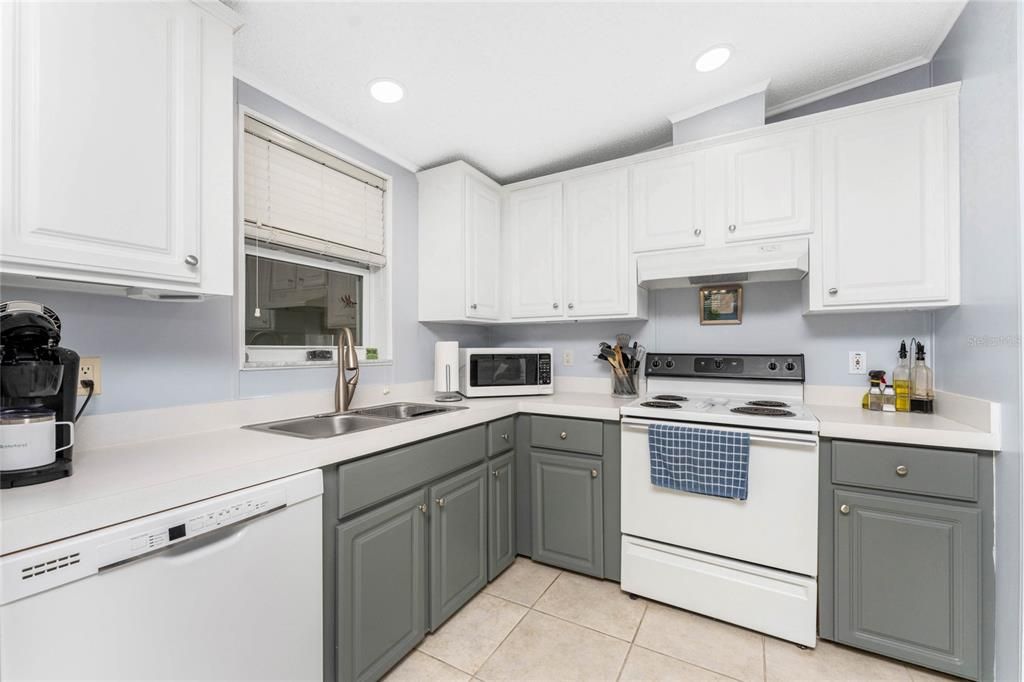 For Sale: $191,000 (2 beds, 2 baths, 1090 Square Feet)