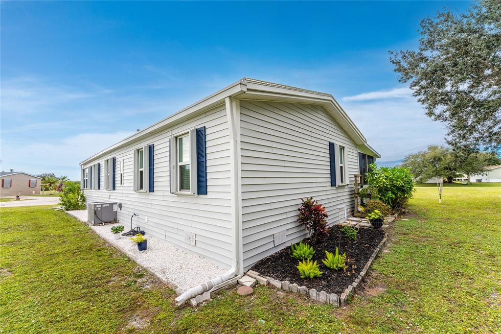 For Sale: $191,000 (2 beds, 2 baths, 1090 Square Feet)